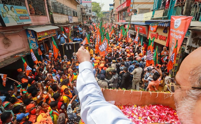 Amit Shah rallying in West Bengal without mask