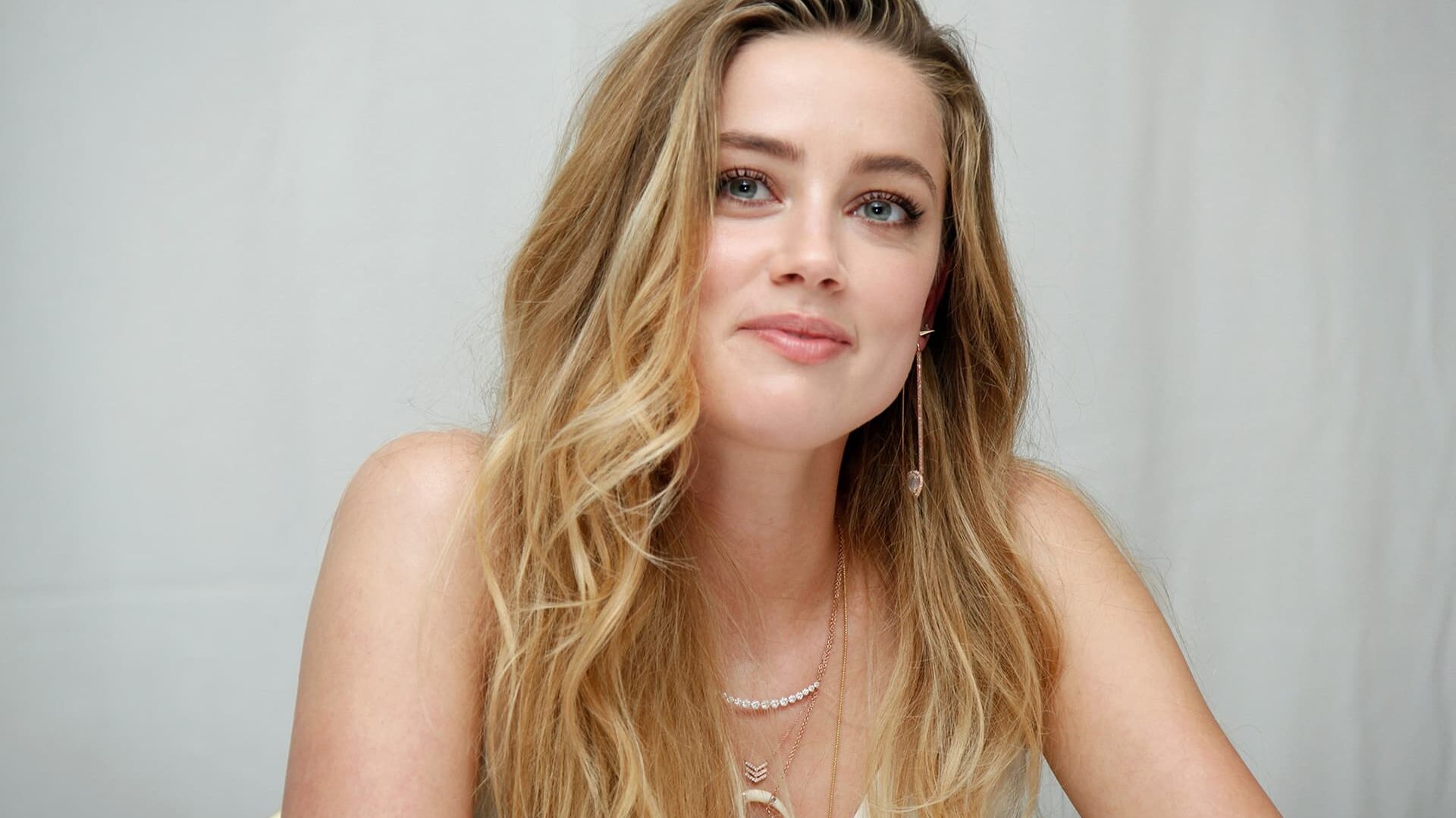 Amber Heard's is one of the sexy actress of Hollywood