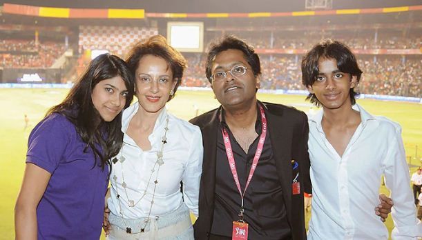 Lalit Modi with his first Wife Minal Modi and his children. 