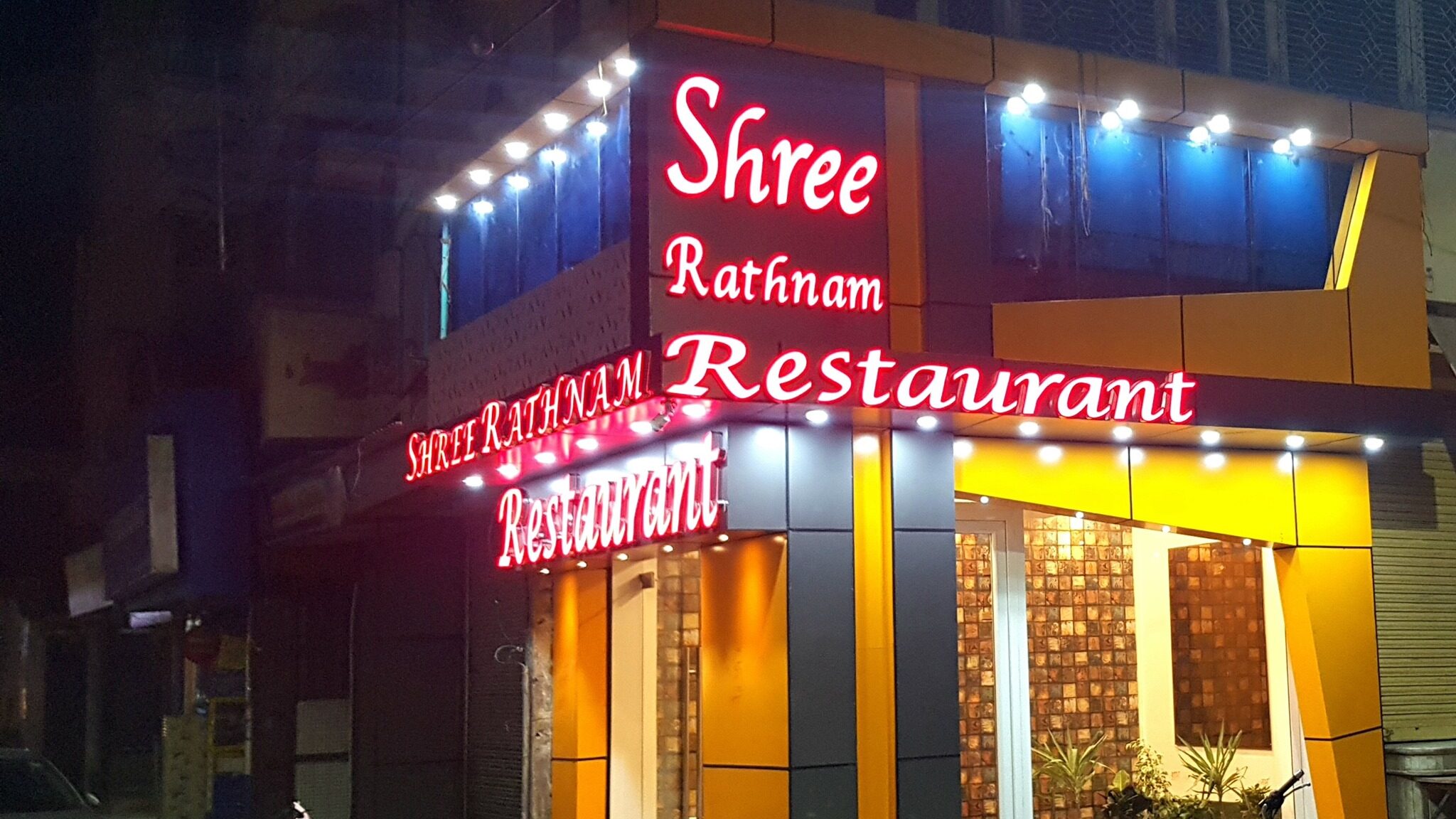 Shree Rathnam is one of the most popular vegetarian restaurants in Delhi.