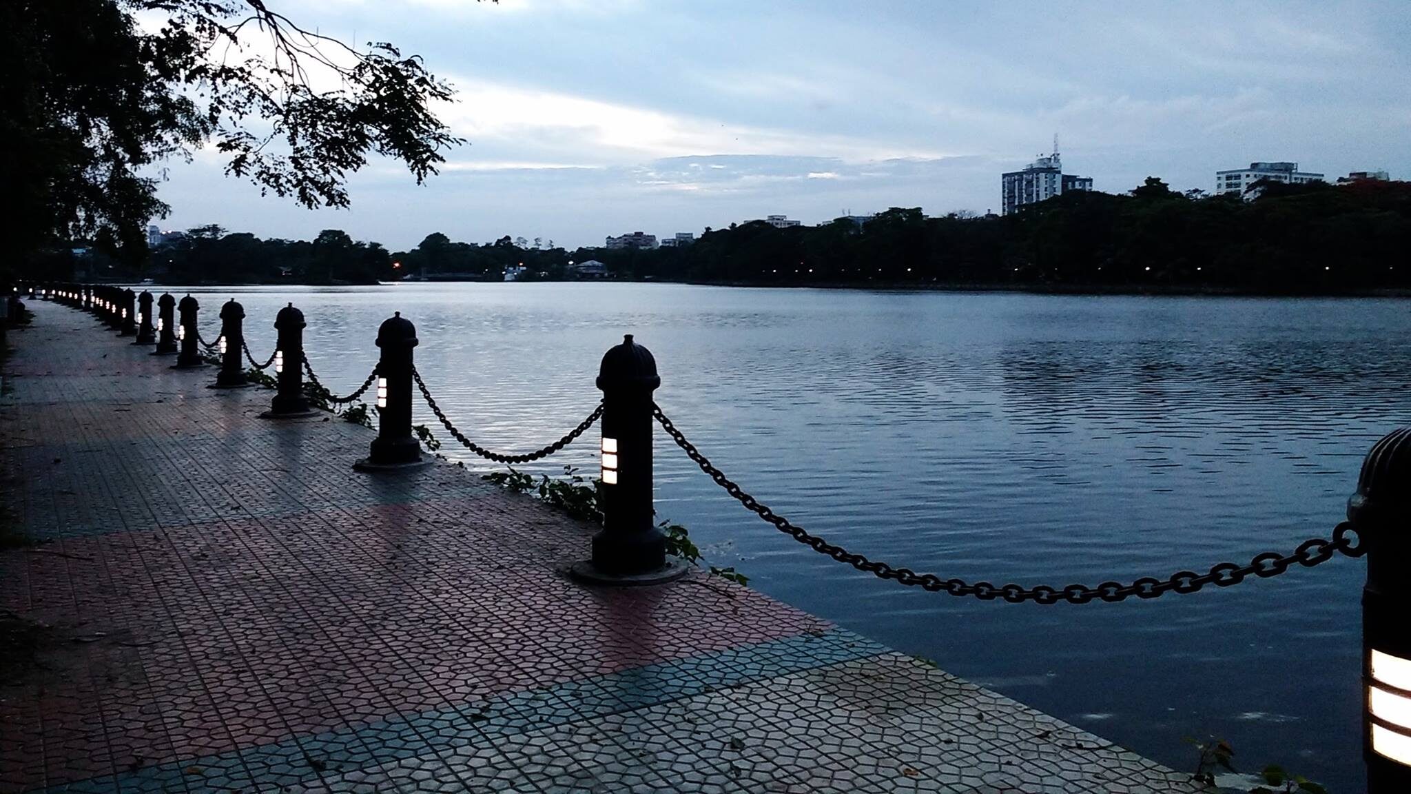 If you are looking for places in Kolkata to visit with your girlfriend, then you must visit Rabindra Sarobar Lake for a romantic time. 