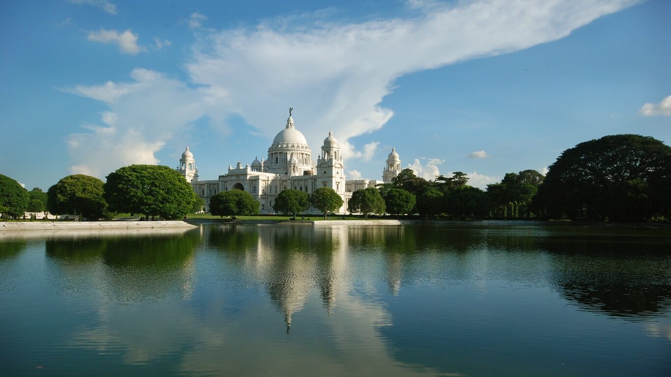 Victoria Memorial is one of the famous places to visit in Kolkata for couples.