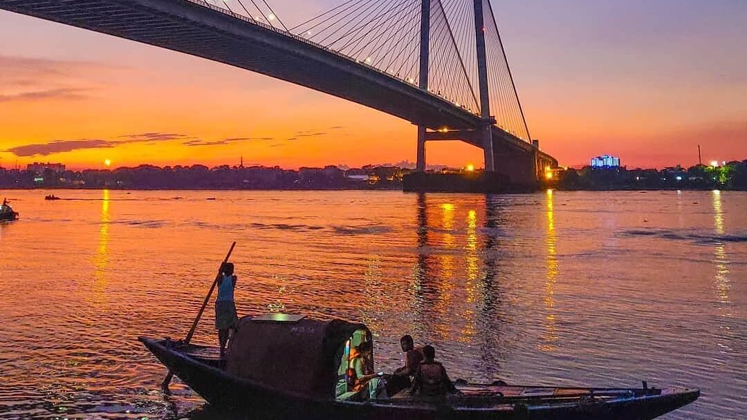 Princep Ghat is one of the romantic places to visit in Kolkata for couples in the evening.