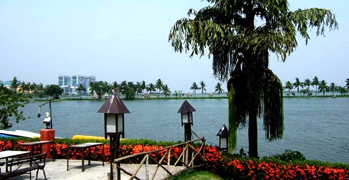 Nalban Park is one of the happening places to visit in Kolkata for Couples. 