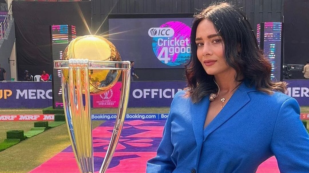 Mayanti Langer is one of the most popular IPL female anchors.